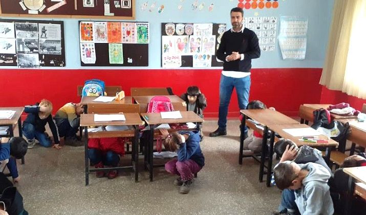 Solhan’daki Köy Okullarında Deprem Tatbikatları Devam Ediyor