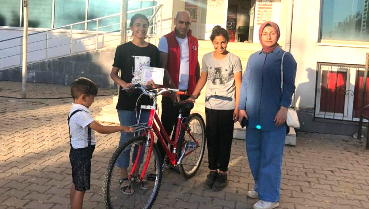 Sosyal Hizmet Merkezi, Çocuğa Bisiklet Hediye Etti
