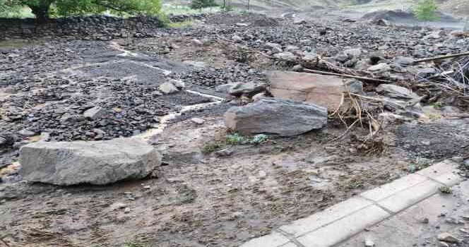 Sel Taşkını Köyü Susuz Bıraktı
